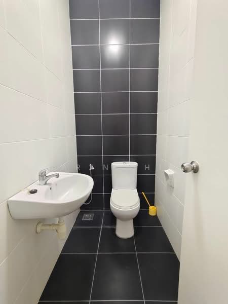 Rumah Teres 2 Tingkat untuk Disewa di Taman Mount Austin (Tebrau) - Caren Chin - Bathroom - PropertyGuru.com.my