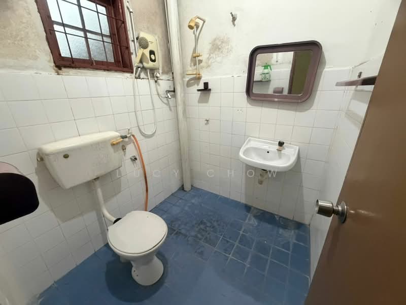 2-storey Terraced House for Sale in Bandar Country Homes (Rawang) - Lucy Chow - Bathroom - PropertyGuru.com.my