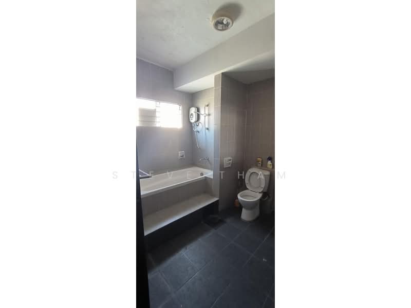Rumah Teres untuk Dijual di Bandar Putra Permai (Seri Kembangan) - Steve Tham - Bathroom - PropertyGuru.com.my