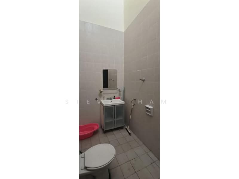 Rumah Teres untuk Dijual di Bandar Putra Permai (Seri Kembangan) - Steve Tham - Bathroom - PropertyGuru.com.my