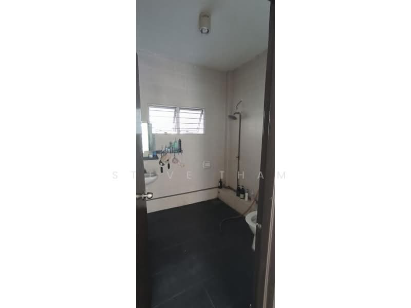 Rumah Teres untuk Dijual di Bandar Putra Permai (Seri Kembangan) - Steve Tham - Bathroom - PropertyGuru.com.my