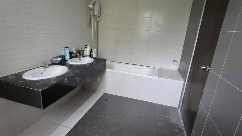 Semi-Detached House for Sale in Bandar Dato Onn (Tebrau) - Catherine Lee - Bathroom - PropertyGuru.com.my