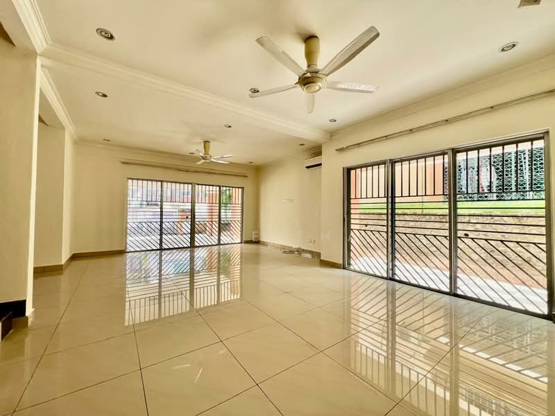 Rumah Berkembar untuk Dijual di Bandar Putra Permai (Seri Kembangan) - Steve Tham - Living Room - PropertyGuru.com.my