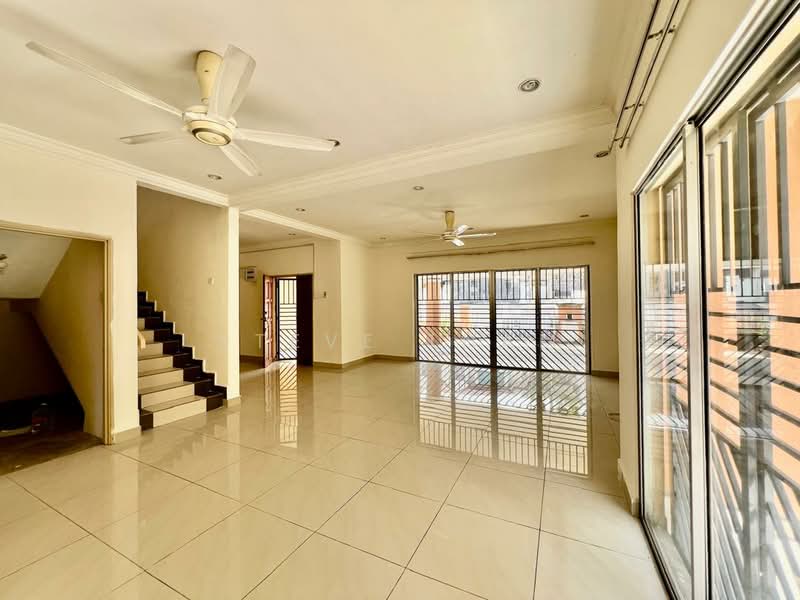 Rumah Berkembar untuk Dijual di Bandar Putra Permai (Seri Kembangan) - Steve Tham - Living Room - PropertyGuru.com.my
