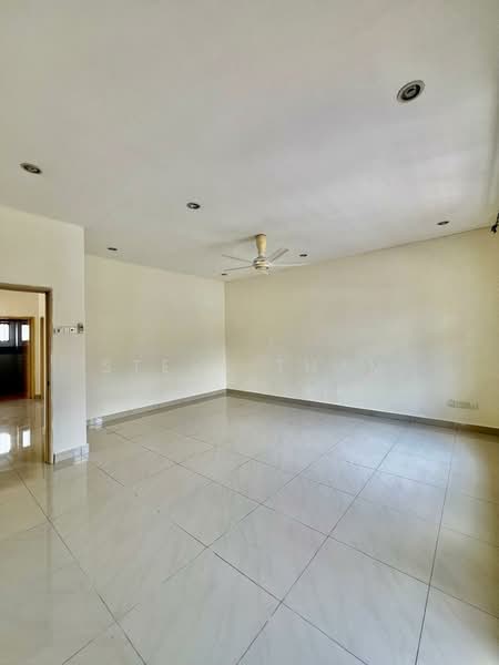 Rumah Berkembar untuk Dijual di Bandar Putra Permai (Seri Kembangan) - Steve Tham - Living Room - PropertyGuru.com.my