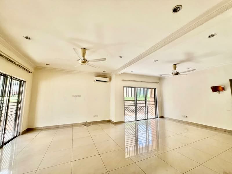 Rumah Berkembar untuk Dijual di Bandar Putra Permai (Seri Kembangan) - Steve Tham - Living Room - PropertyGuru.com.my