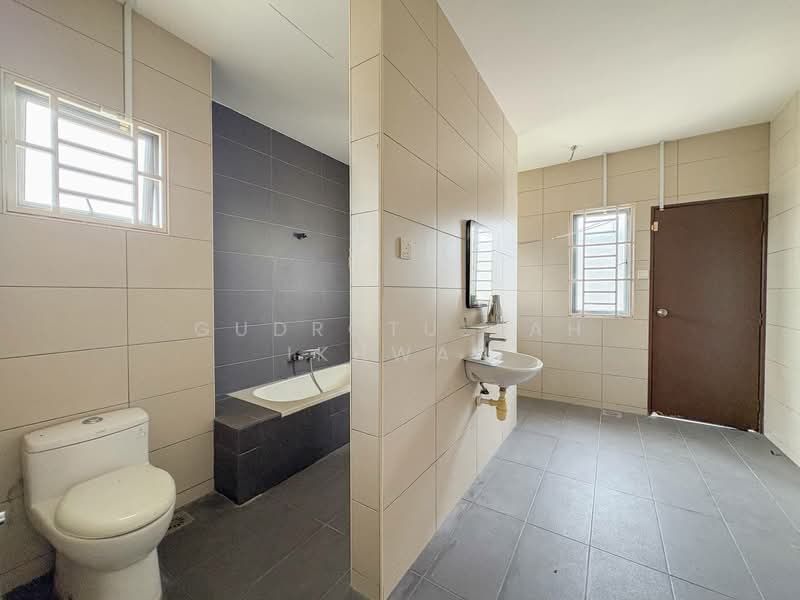 Semi-Detached House for Sale in Seksyen 5 (Bangi) - Gudrotullah Ikhwan - Bathroom - PropertyGuru.com.my