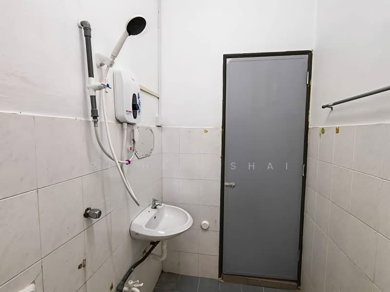 Rumah Teres 2 Tingkat untuk Disewa di Permas Jaya (Johor) - Richard Shai - Bathroom - PropertyGuru.com.my