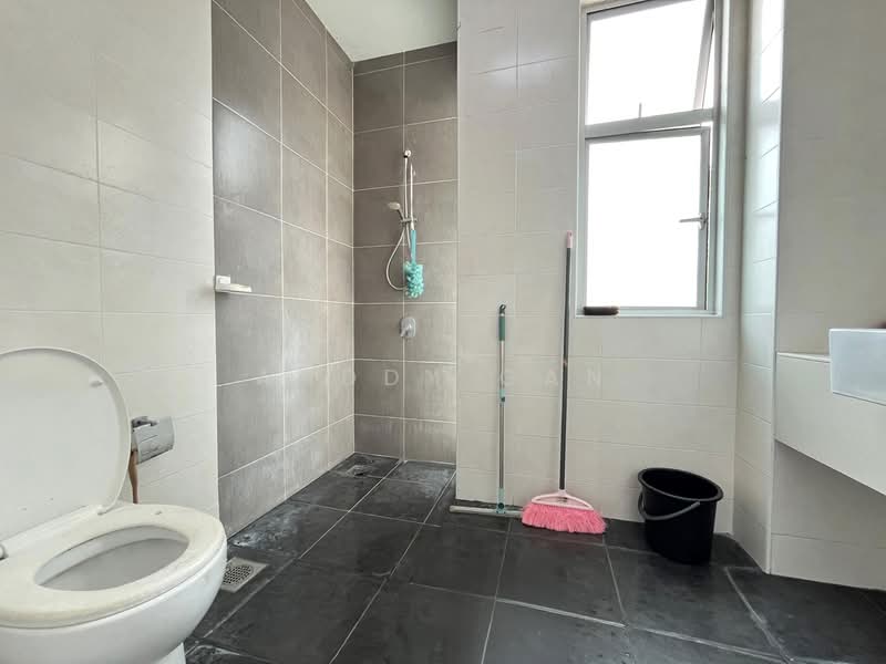 Rumah Teres 2 Tingkat untuk Dijual di Bandar Saujana Putra (Tanjong Duabelas) - Anddy Gan - Bathroom - PropertyGuru.com.my