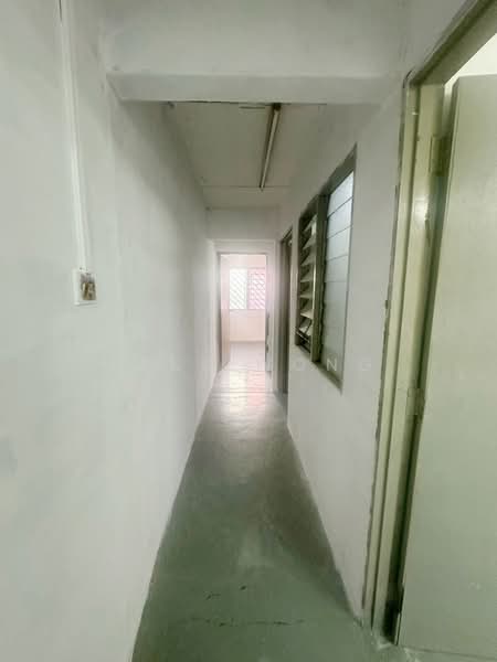 Rumah Teres 2 Tingkat untuk Dijual di Taman Ungku Tun Aminah (Skudai) - Bess Wong - Corridor - PropertyGuru.com.my