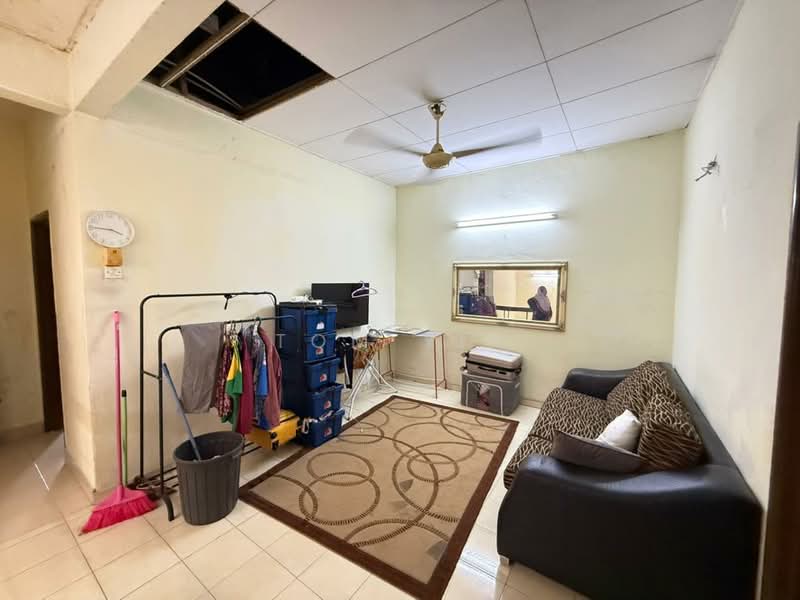 Townhouse for Sale in Subang Bestari (Shah Alam) - Tom Yip - Living Room - PropertyGuru.com.my