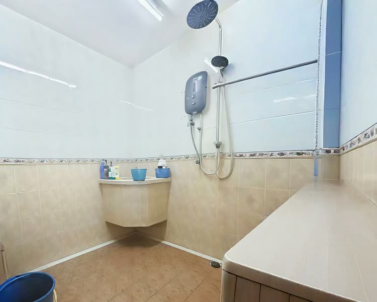 1-storey Terraced House for Sale in Taman Jelutong (Jelutong) - Qyan Goh - Bathroom - PropertyGuru.com.my