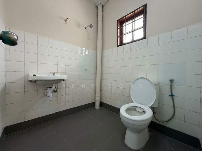2-storey Terraced House for Sale in Bandar Country Homes (Rawang) - Danny Wong - Bathroom - PropertyGuru.com.my