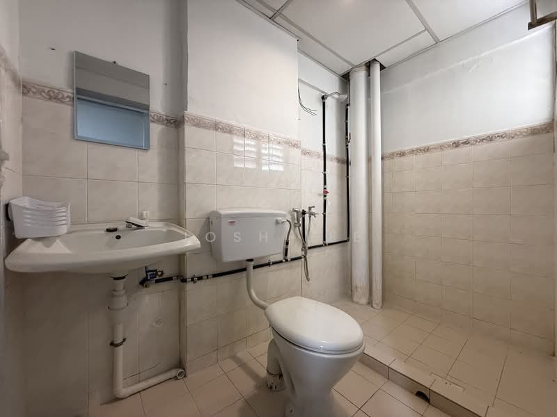 Condominium for Rent at Pelangi Indah Condominium - Josh Lee - Master Bathroom - PropertyGuru.com.my