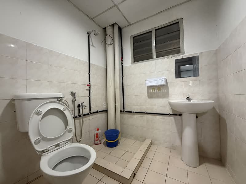 Condominium for Rent at Pelangi Indah Condominium - Josh Lee - Bathroom - PropertyGuru.com.my