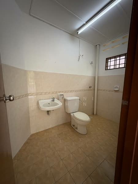 Bungalow for Sale in Bandar Mahkota Banting (Tanjong Duabelas) - Noraini Dahan - Bathroom - PropertyGuru.com.my