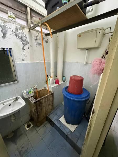 Apartment for Sale at Pangsapuri Indah Taman Air Tawar Indah B - Ila Fazilah - Bathroom - PropertyGuru.com.my