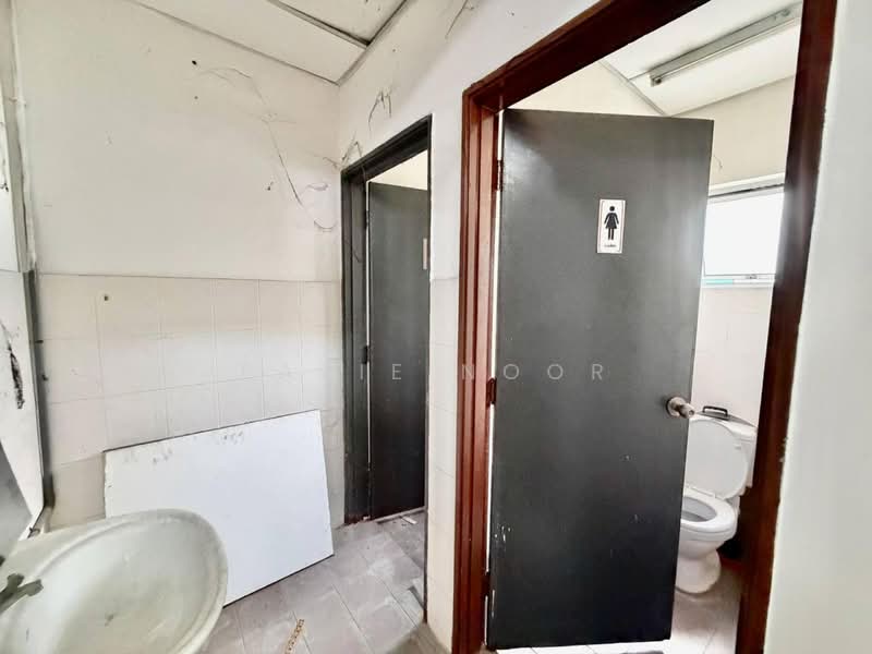 Warehouse for Sale in Seksyen U8 (Shah Alam) - Fazie Noor - Bathroom - PropertyGuru.com.my