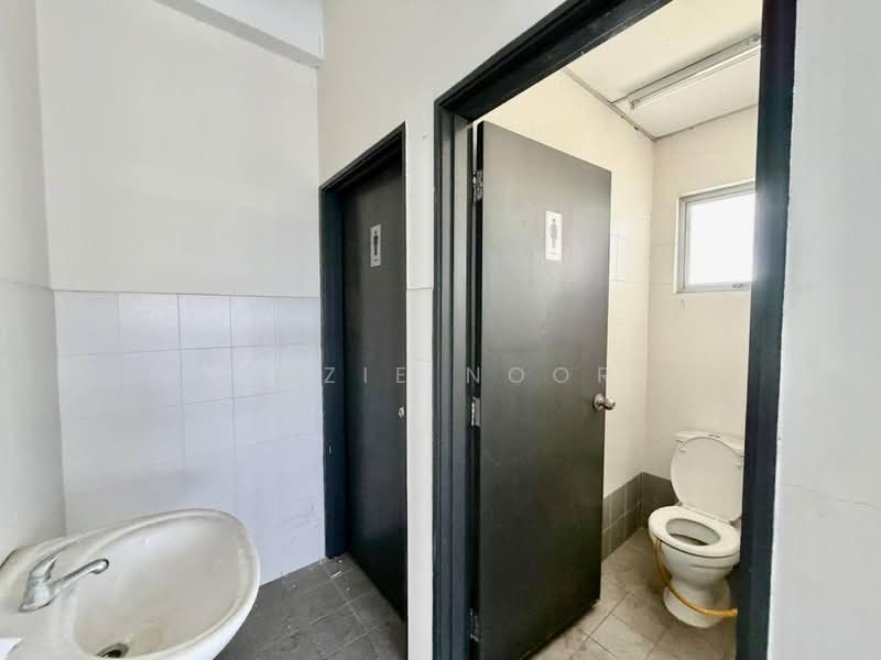 Warehouse for Sale in Seksyen U8 (Shah Alam) - Fazie Noor - Bathroom - PropertyGuru.com.my