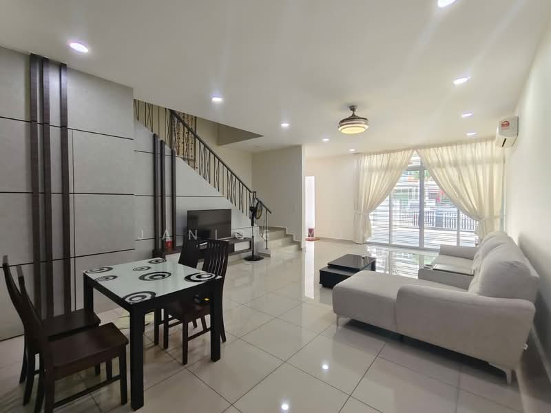 Rumah Teres 2 Tingkat untuk Disewa di Taman Mount Austin (Tebrau) - Janice Yong - Living Room - PropertyGuru.com.my