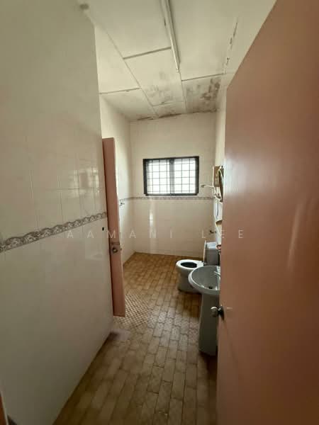 2-storey Terraced House for Sale in Taman Pelangi (Johor Bahru) - Aamani Lee - Bathroom - PropertyGuru.com.my
