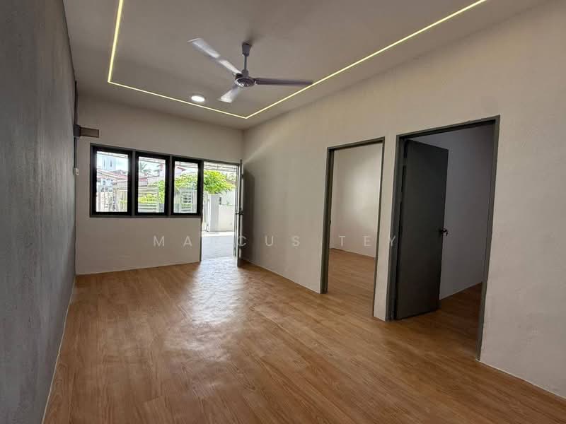 Rumah Teres 1 Tingkat untuk Dijual di Taman Gelang Emas (Gelang Patah) - Marcus Tey - Living Room - PropertyGuru.com.my