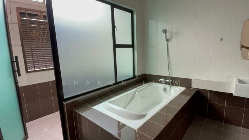 Rumah Banglo untuk Dijual di Batu 9 (Cheras) - Sharon Liew - Bathroom - PropertyGuru.com.my