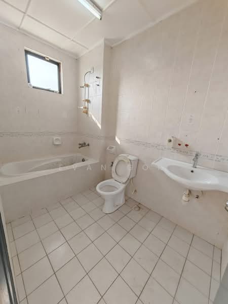 Semi-Detached House for Sale in Taman Mutiara Indah (Puchong) - Evan Goh - Bathroom - PropertyGuru.com.my