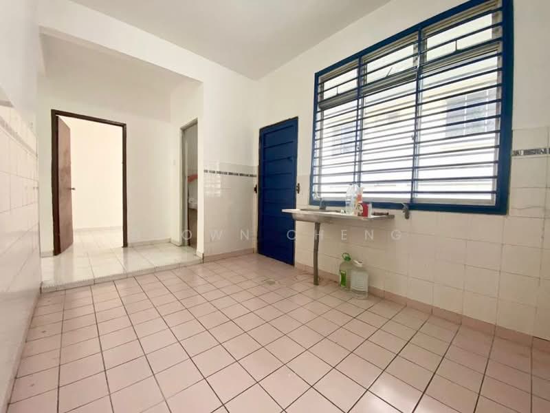 Rumah Berkembar untuk Dijual di Taman Megah Ria (Masai) - Brown Cheng - Kitchen - PropertyGuru.com.my