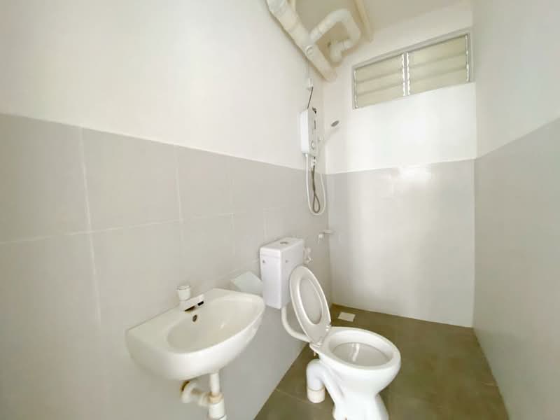 Pangsapuri untuk Dijual di Flora Damai - Sin Yie - Bathroom - PropertyGuru.com.my