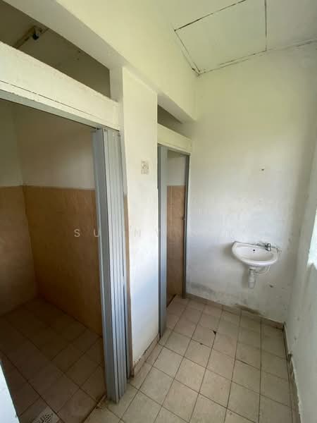 Rumah Flat untuk Disewa di Taman Bakap Indah - Sunny Lok - Bathroom - PropertyGuru.com.my