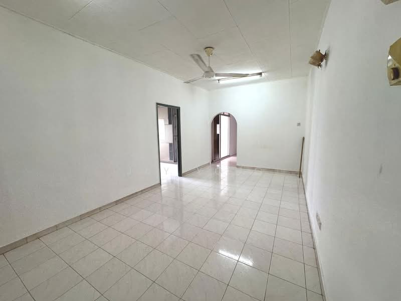 1-storey Terraced House for Sale in Kepong Baru (Kepong) - Jay Yong - Living Room - PropertyGuru.com.my