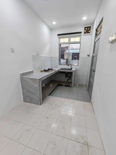2-storey Terraced House for Sale in Bandar Putra (Kulai) - Max Yee - Kitchen - PropertyGuru.com.my