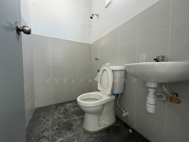2-storey Terraced House for Sale in Taman Kundang Jaya (Rawang) - Evelyn Khoo - Bathroom - PropertyGuru.com.my