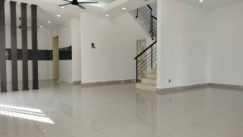 Rumah Berkembar untuk Dijual di Bandar Country Homes (Rawang) - Rosdi Sharif - Living Room - PropertyGuru.com.my