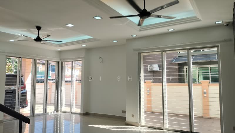 Rumah Berkembar untuk Dijual di Bandar Country Homes (Rawang) - Rosdi Sharif - Living Room - PropertyGuru.com.my