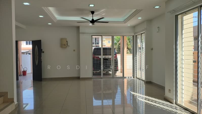 Rumah Berkembar untuk Dijual di Bandar Country Homes (Rawang) - Rosdi Sharif - Living Room - PropertyGuru.com.my