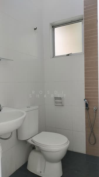 Rumah Berkembar untuk Dijual di Bandar Country Homes (Rawang) - Rosdi Sharif - Bathroom - PropertyGuru.com.my