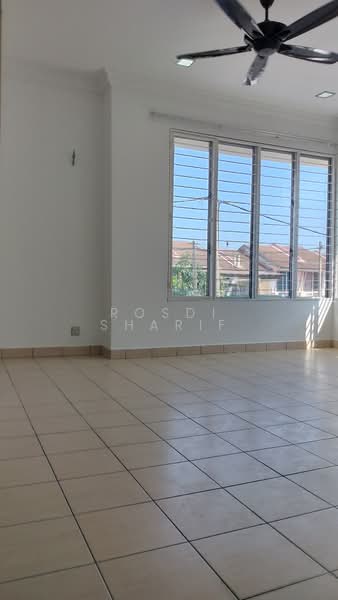 Rumah Berkembar untuk Dijual di Bandar Country Homes (Rawang) - Rosdi Sharif - Living Room - PropertyGuru.com.my