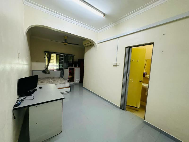 1.5-storey Terraced House for Sale in Taman Bukit Jaya (Ulu Tiram) - Nico Chong - Bedroom - PropertyGuru.com.my