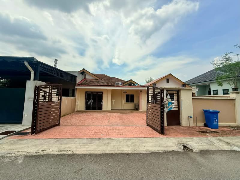 Semi-Detached House for Sale in Shah Alam (Selangor) - Salawati Busro - Exterior - PropertyGuru.com.my