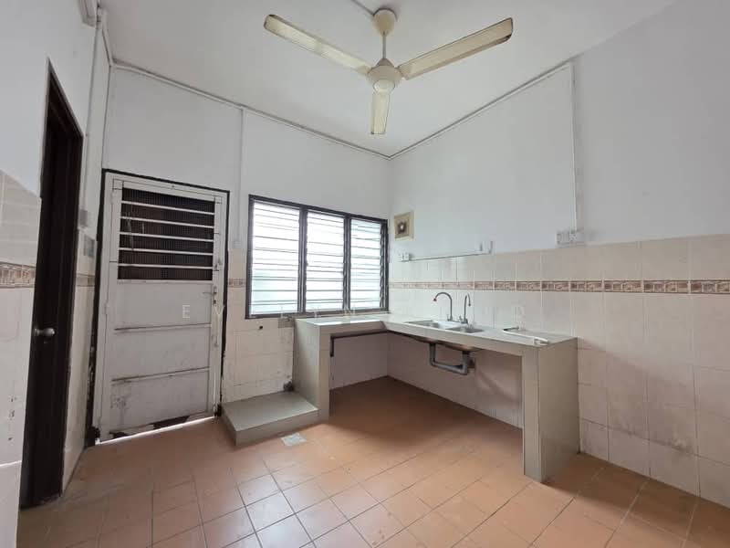 2-storey Terraced House for Sale in Alam Perdana (Puncak Alam) - Evelyn Khoo - Kitchen - PropertyGuru.com.my