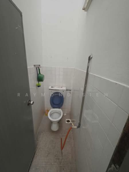 Rumah Flat untuk Disewa di Taman Sri Sinar - Raymond Siew - Bathroom - PropertyGuru.com.my