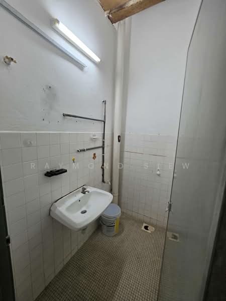 Rumah Flat untuk Disewa di Taman Sri Sinar - Raymond Siew - Bathroom - PropertyGuru.com.my