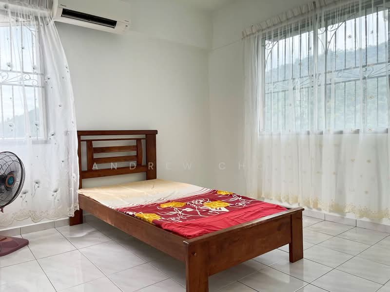 Pangsapuri untuk Disewa di Taman Pekaka Block 31 - Andrew Chow - Bedroom - PropertyGuru.com.my