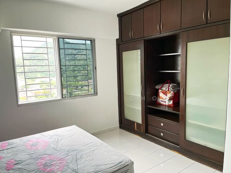 Pangsapuri untuk Disewa di Taman Pekaka Block 31 - Andrew Chow - Bedroom - PropertyGuru.com.my