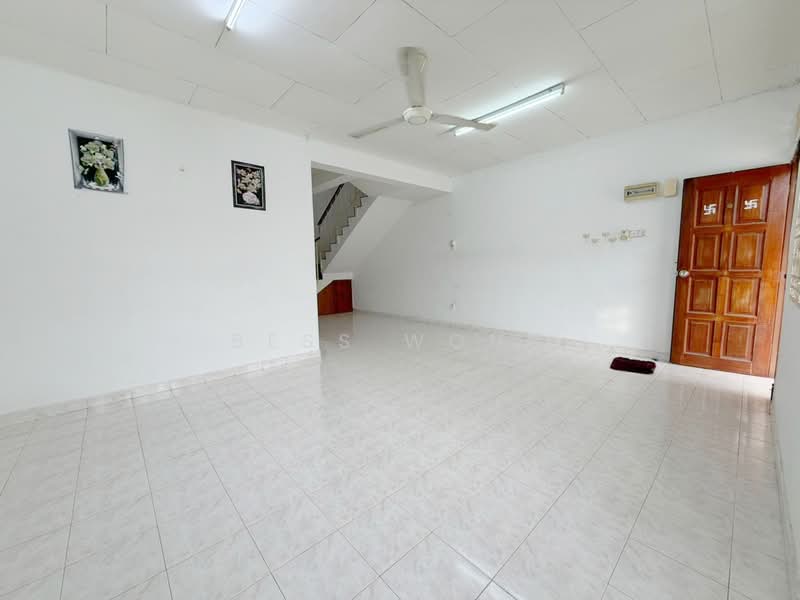 1.5-storey Terraced House for Sale in Ulu Tiram (Johor) - Bess Wong - Living Room - PropertyGuru.com.my