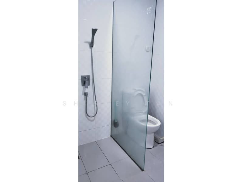 Kondominium untuk Dijual di Zefer Hill Residence - Shirley Tan - 4th Bedroom attached Bathroom - PropertyGuru.com.my