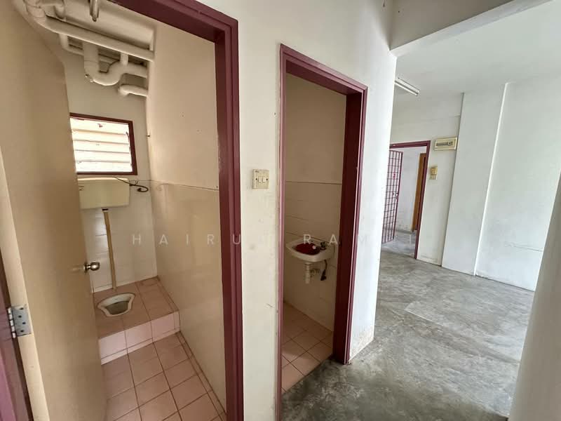 Apartment for Sale at Pangsapuri Seri Mesra - Hairul Ramli - Bathroom - PropertyGuru.com.my