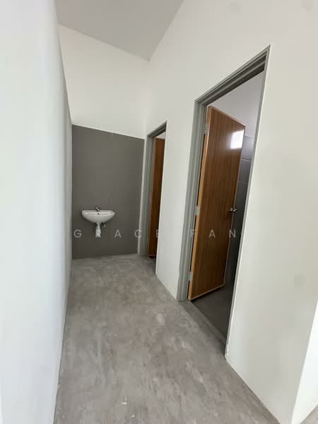 Pejabat untuk Disewa di Taman Kluang Perdana (Kluang) - Grace Fan - Corridor - PropertyGuru.com.my